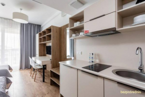 Nowy i komfortowy apartament w Warszawie z dedykowanym parkingiem podziemnym w cenie, WiFi, blisko centrum New apartment in Warsaw finished to a high specification fitted out to a high standard on the